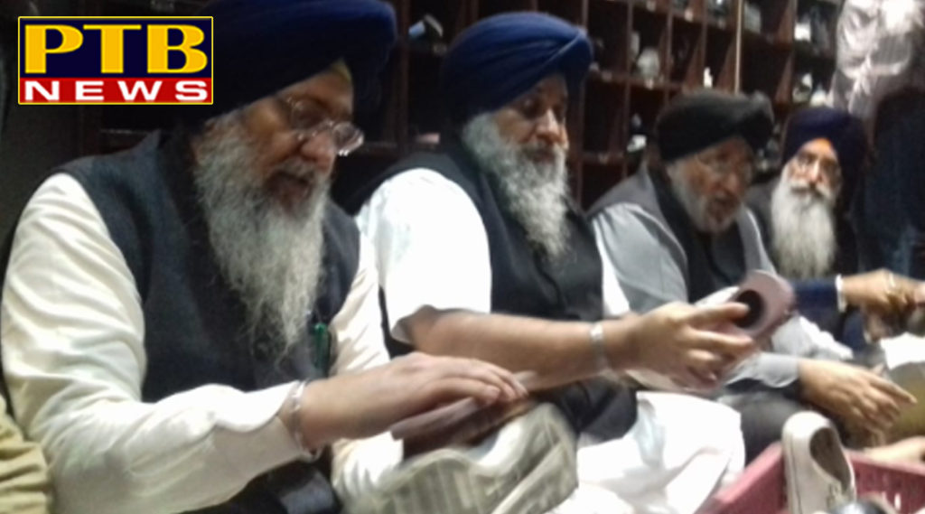 PTB Big Political News prakash singh badal and sukhbir badal cleaned shoes and apologize at shree durbar sahibPTB Big Political News prakash singh badal and sukhbir badal cleaned shoes and apologize at shree durbar sahib