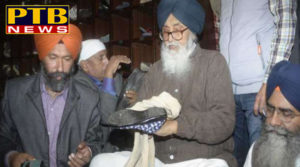 PTB Big Political News prakash singh badal and sukhbir badal cleaned shoes and apologize at shree durbar sahib