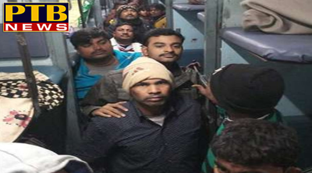 PTB Big Crime News national new delhi bhagalpur express train dacoits rob passengers