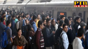 Saris trapped in the gate of the metro The woman who got pulled up with the moving train