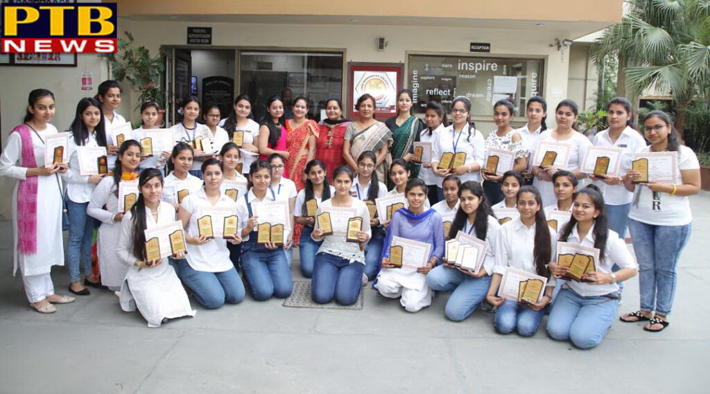 SD College for Women honouring students of Commerce Deptt