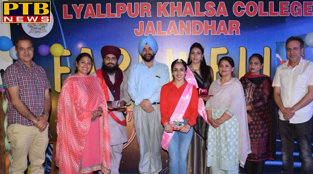 Farewell party was organized from the Department of English in Lyallpur Khalsa College Jalandhar