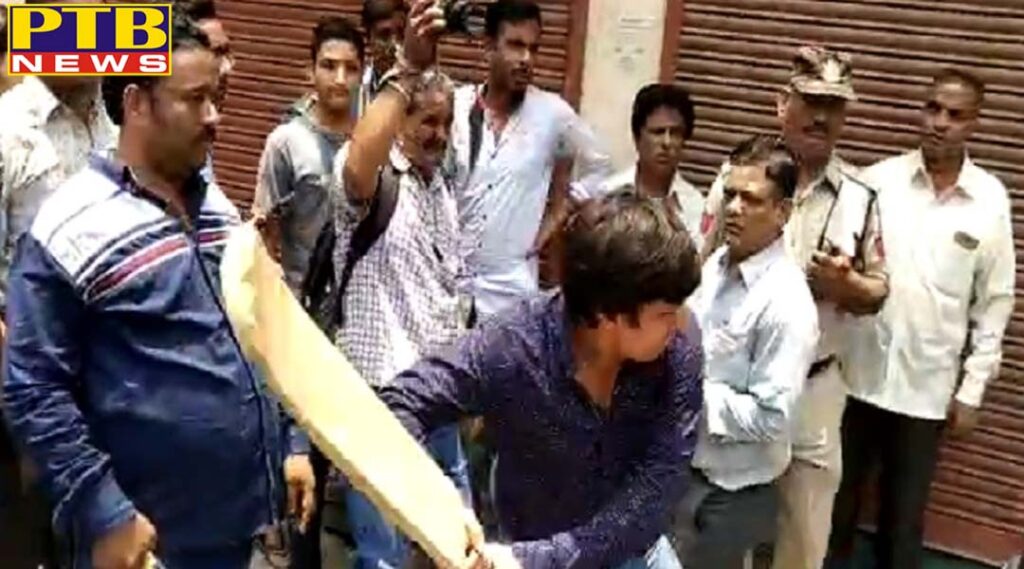 madhya pradesh indore bjp mla akash vijayvargiya beats indore nagar nigam officials with cricket bat