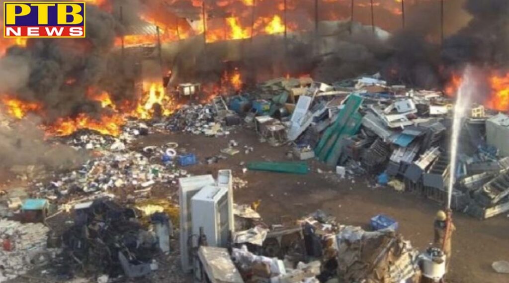Fire broke out in furniture market in Shaheen Bagh near Kalindi Kunj metro station