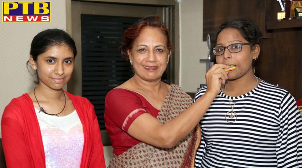 SD College for women securing Top University Positions in B.Com Sem II Result.
