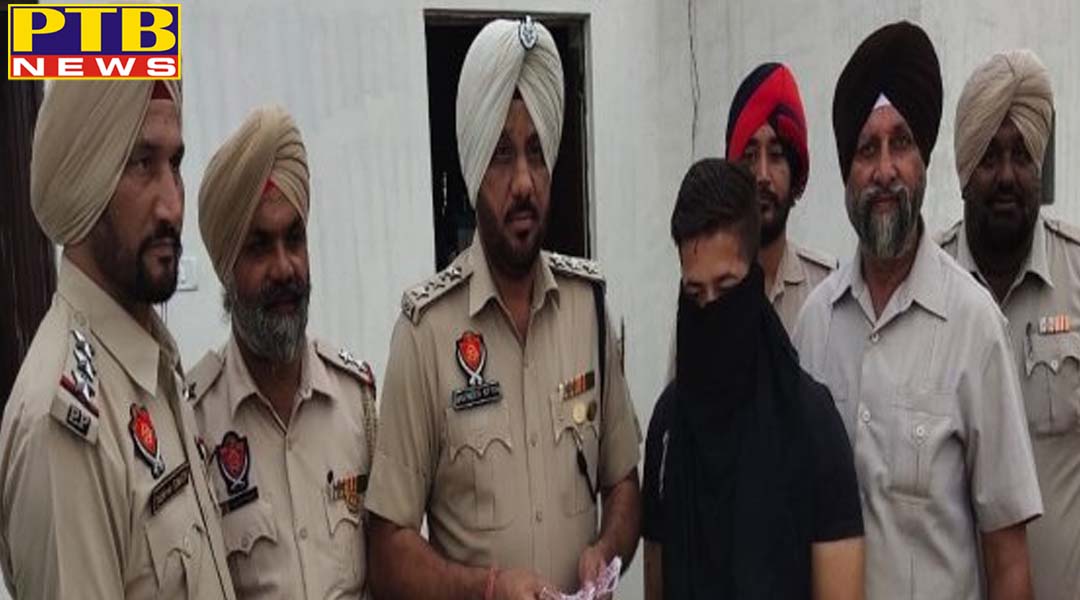 बस में लेकर जा रहा था लाखों रुपए की नकदी और हज़ारों यूरो, पुलिस ने ऐसे किया गिरफ्तार,