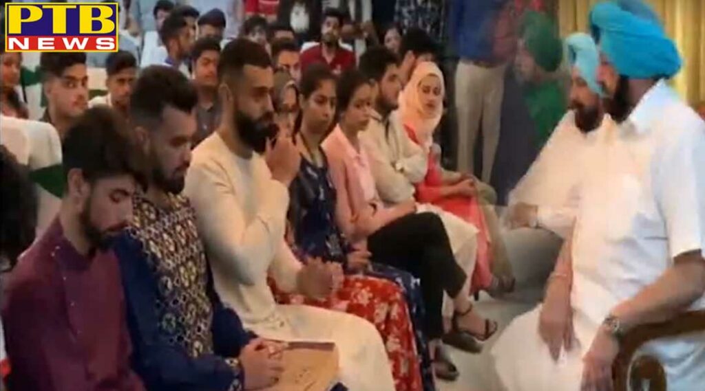 punjab capt amarinder singh celebrates eid with kashmiri students in punjab