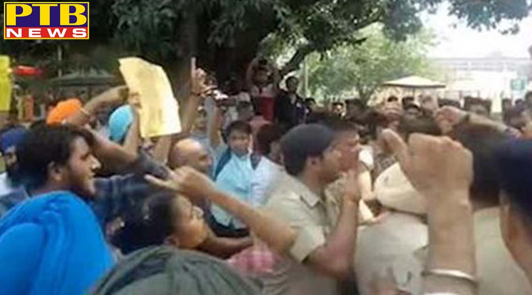 पंजाब यूनिवर्सिटी में धारा -370 के मुद्दे को लेजर आपस में भिड़े दो विद्यार्थी गुट, माहौल तनावपूर्ण,