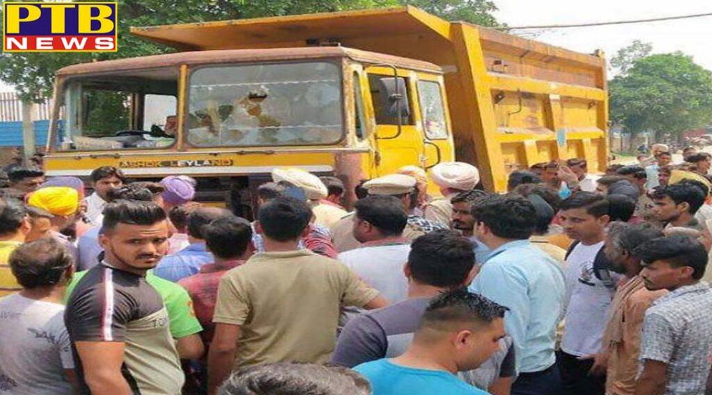 people damage a tipper truck after the death of a lady in Ludhiana