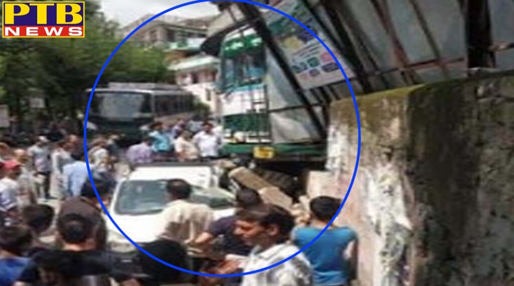 Mandi hrtc uncontrollable bus broke into a taxi after break the wall
