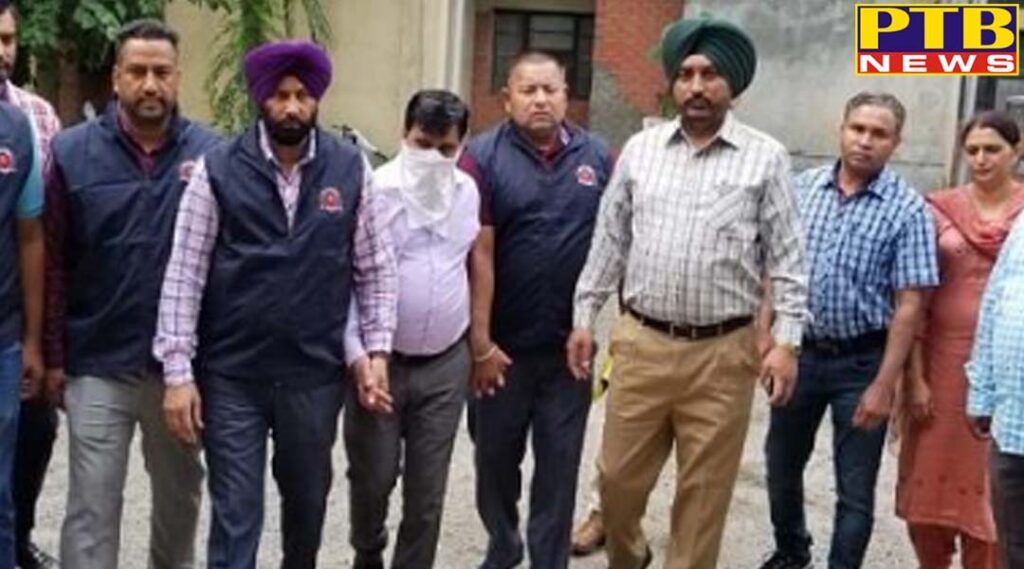 vigilance Deparment arrested clerk at DC office Jalandhar for taking bribe