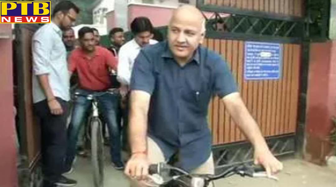 साइकिल पर दफ्तर के लिए निकले दिल्ली के डिप्टी CM मनीष सिसोदिया, आखिर क्यों,