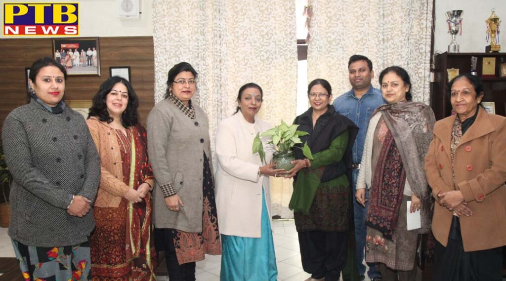 HMV alumnae visited college campus and provided Udaan scholarships to science students
