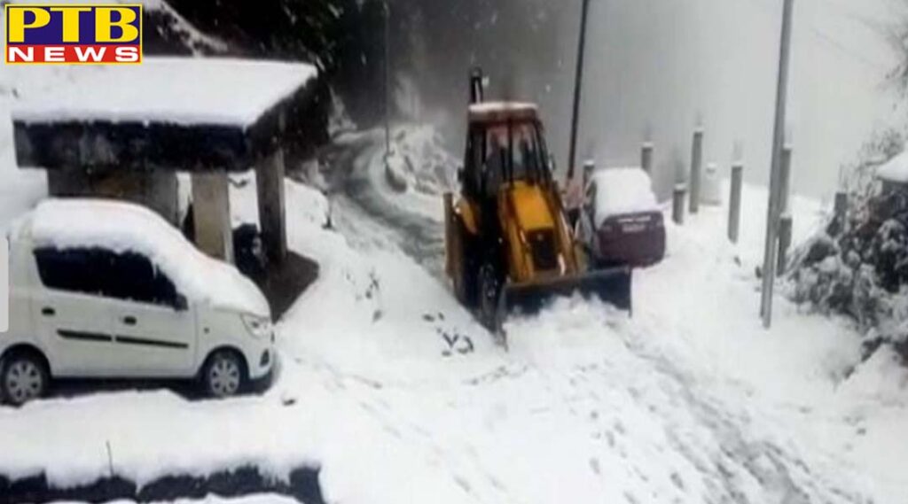 several highways closed in the state due to snowfall jcb removing snow to restore jalori pass shimla