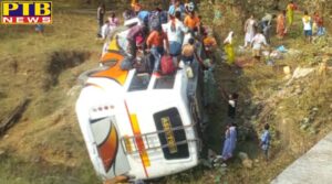 major road accident in dantewada 15 passengers injured as bus वर्तर्न्स chhattisgarh