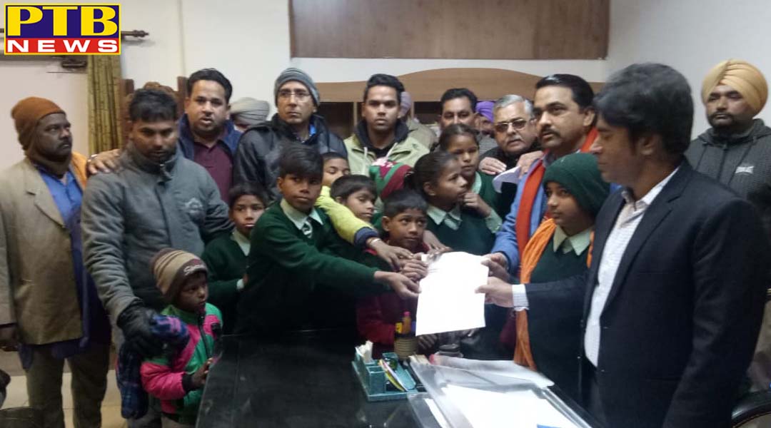 झुग्गियों न हटाने के लिए ए डी सी जसबीर सिंह को डिप्टी कमिश्नर के नाम सौंपा मांग पत्र,