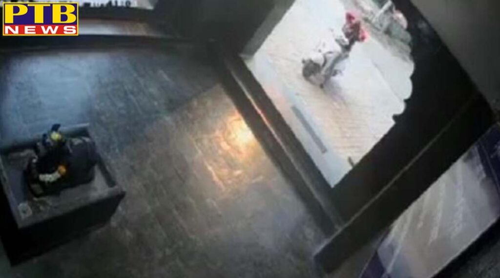 This incident happened to the girl standing with folded hands outside the temple The video went viral on social media PTB Big Breaking News