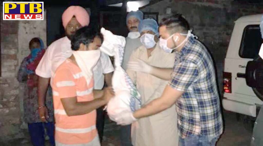 The owner of Jalandhar OM Visa immigration took responsibility of providing food to the hungry thirsty people