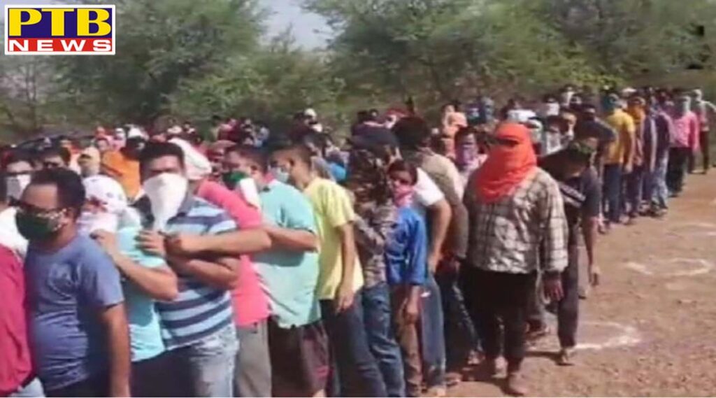 third phase of the lockdown as soon as the liquor shops opened the crowd gathered the social distance flew away