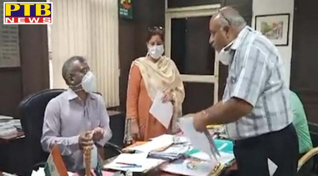 Councilor Shelly Khanna from ward number 17 of Jalandhar said that despite being a councilor, Municipal Corporation Commissioner Deeparva Lakra and Mayor Jagdish Raj are prohibiting the construction work of Raja area