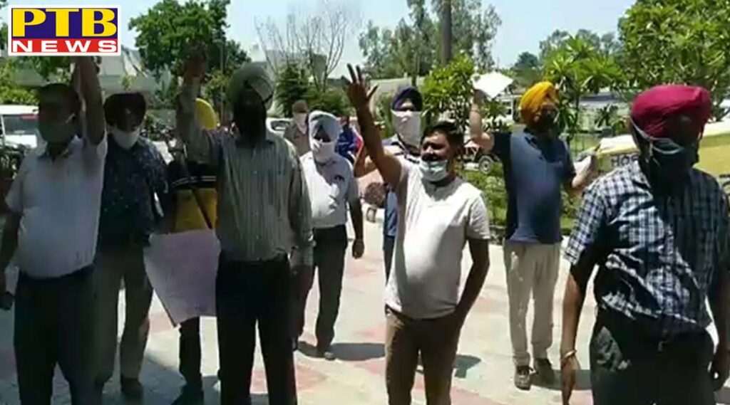 Troubled by the imposition of duty in the liquor factories, the teachers staged a protest outside the DC office Gurdaspur Punjab