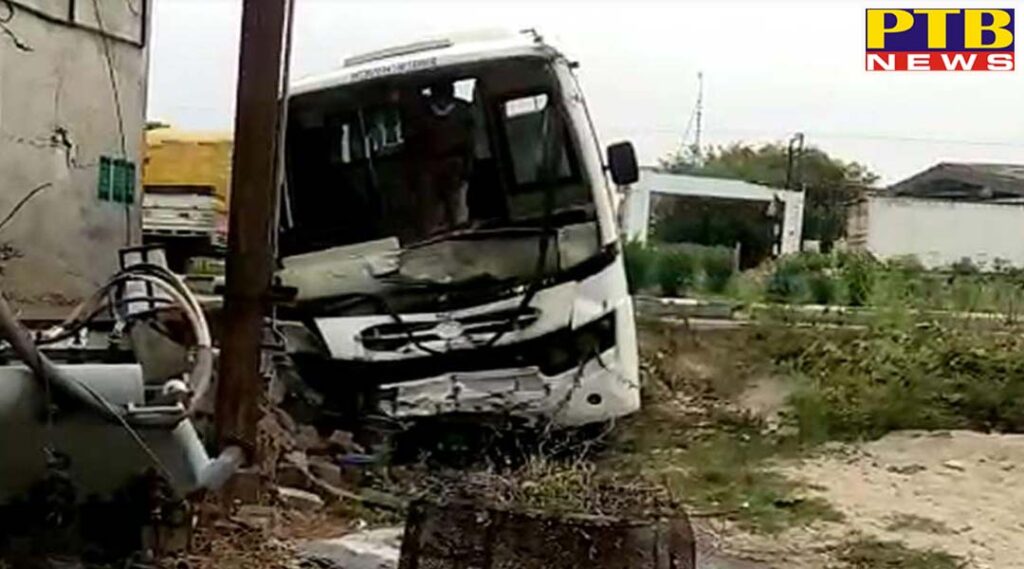 Student Bus going from Delhi to Jammu Kashmir in Pathankot suddenly overturned Many injured