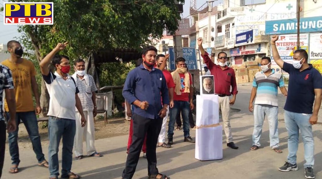 Modi effigy was burnt under the leadership of Parveen Kumar Pahalwan, head of the Jala Jalandhar Central of Punjab Youth Congress Jalandhar