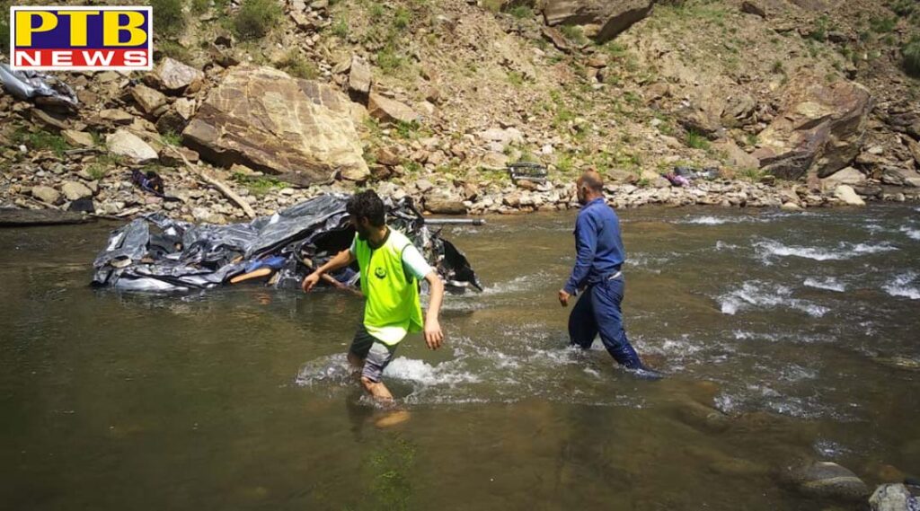 Car falls in 300 feet deep gorge in Jammu and Kashmir Traumatic death of 5 including 3 children