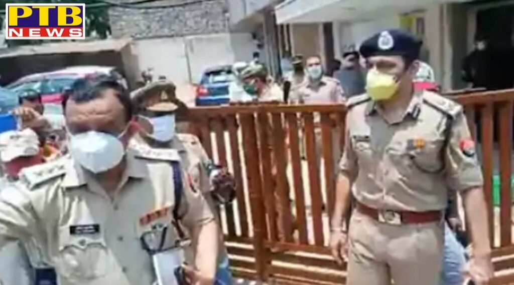 LIC robbed 22.70 lakhs from cash van in broad daylight 4 people injured during firing Aligarh