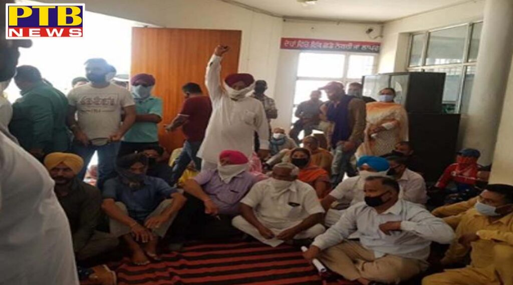 Congress workers of district Jalandhar besiege police station Murdabad slogans