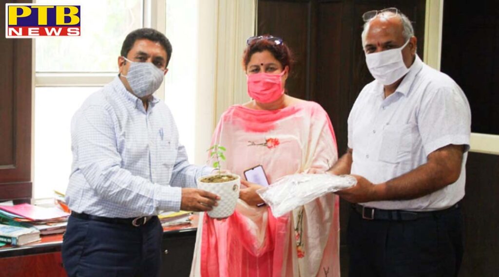 Newly appointed Commissioner of Municipal Corporation Jalandh, Karanesh Sharma was welcomed by Councilor Shelly Khanna of Ward No. 17 Jalandhar