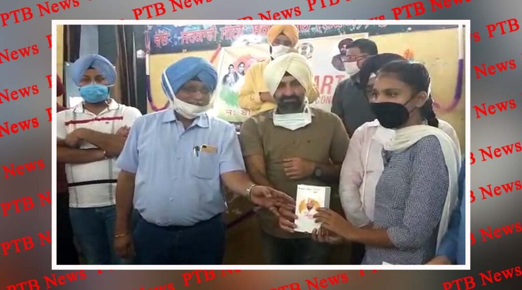 MLA distributed smartphone to 839 students of class XII under Punjab Smart Connect Scheme Gurdaspur