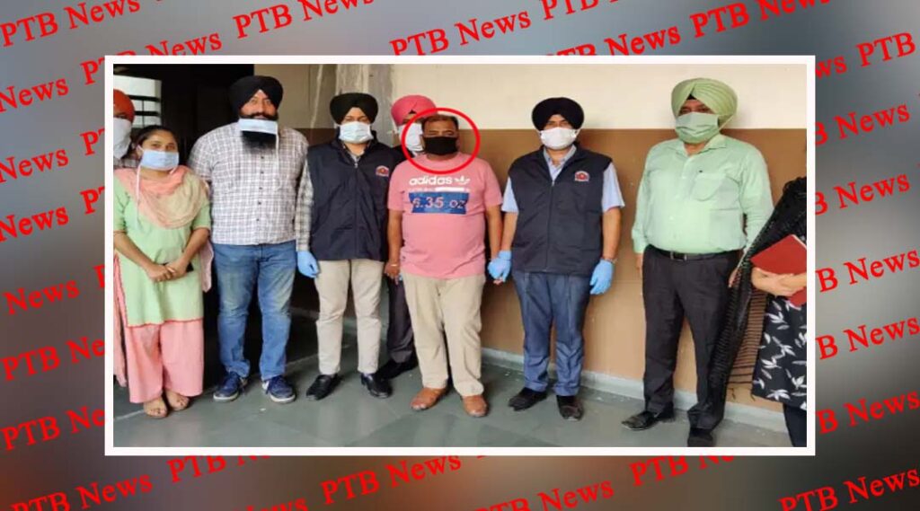 ASI Davinder Kumar of Punjab Police posted in Hoshiarpur district was caught red handed by the team of Vigilance Bureau taking bribe of Rs 4000