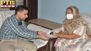 DC Jalandhar Ghanshyam Thori hands over chequeof Rs 10 lakhs to bereaved family of journalist died of Covid-19