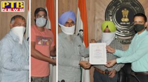 DC Jalandhar Ghanshyam Thori honours 30 farmers for not burning paddy stubble Shower praise for their contribution in saving the environment from harmful gases exhorts others to follow them Jalandhar