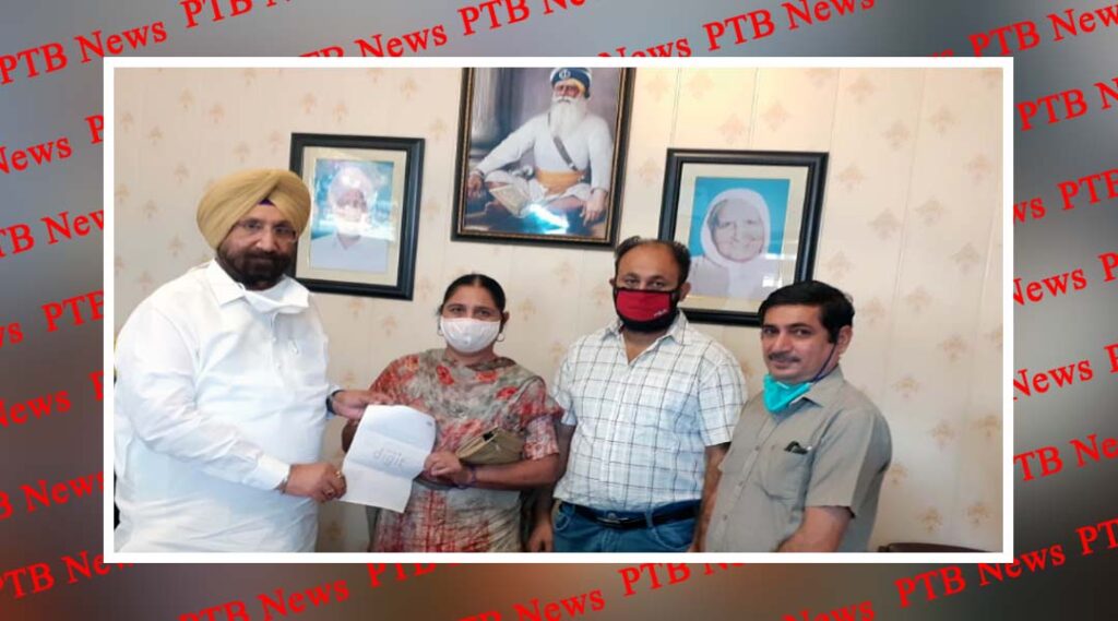 Cooperation minister hands over rs 25 lakh to milkfed employee died of covid Jalandhar PTB Big Breaking news