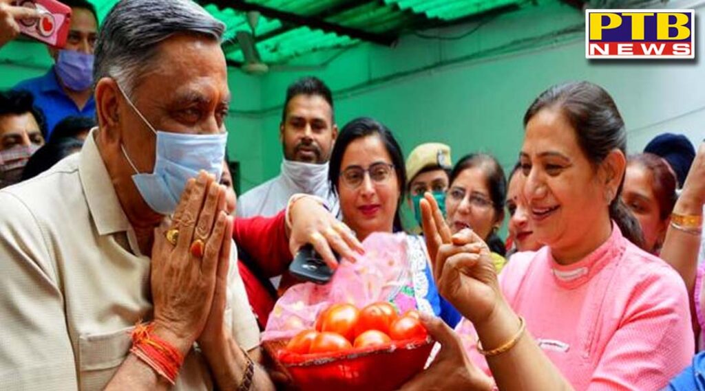 jalandhar women congress leader give potato and onion to bjp leader manoranjan kalia