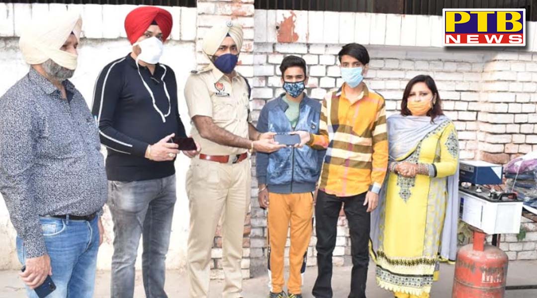 jalandhar commissionerate police arrest five members of a robbers gang with a recovery of three pistols vehicles and stolen items Jalandhar Punjab