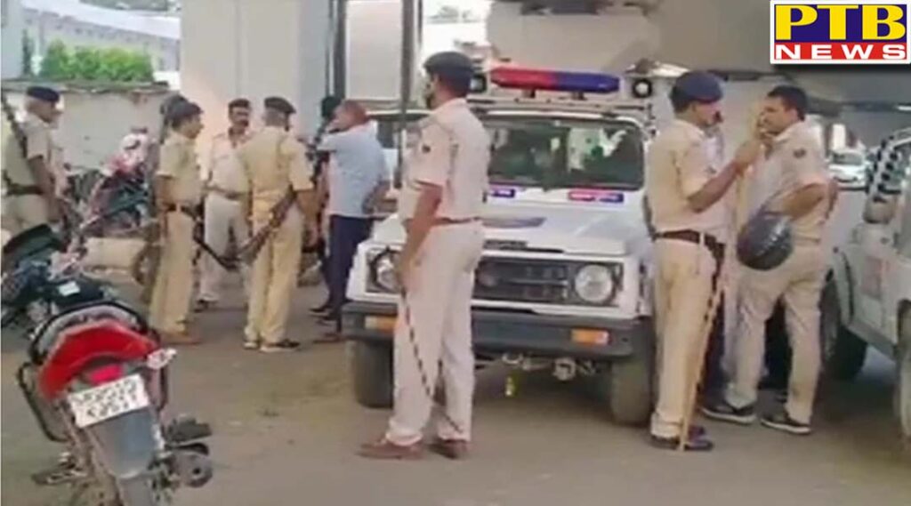 bihar youths barged into police station and beat up policemen with sticks stabbed two policemen