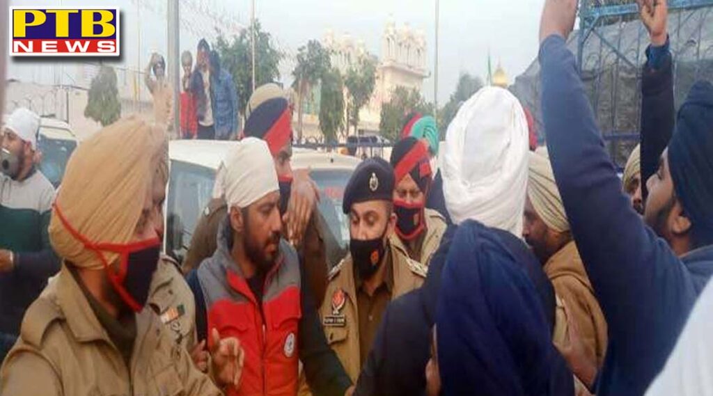 farmers protest sukhbir singh badal in fatehgarh sahib and showed black flags