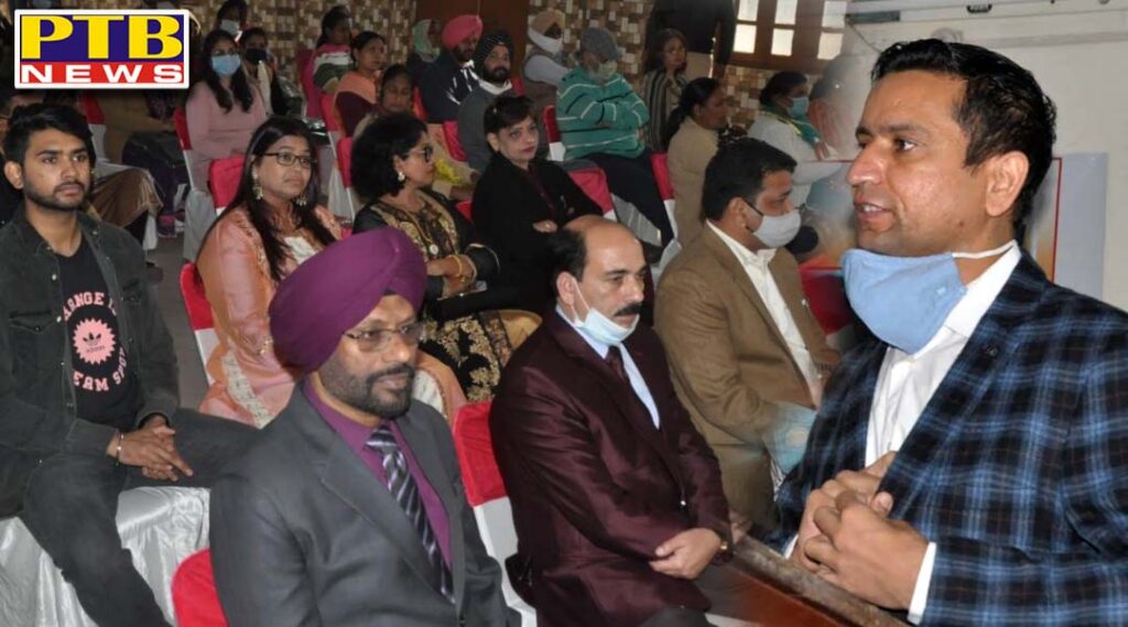 DC Ghanshyam thori CALLS UPON YOUTH TO FOLLOW THE FOOTSTEPS OF MARTYRS PAYS TRIBUTE TO MARTYR OF INDO-PAK WAR JEET SINGH ON HIS 49TH DEATH ANNIVERSARY Jalandhar Punjab