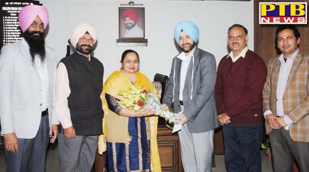 Honored with Shiromani Award 2016 to Mrs Kulwinder Buttar at Lyallpur Khalsa College Jalandhar