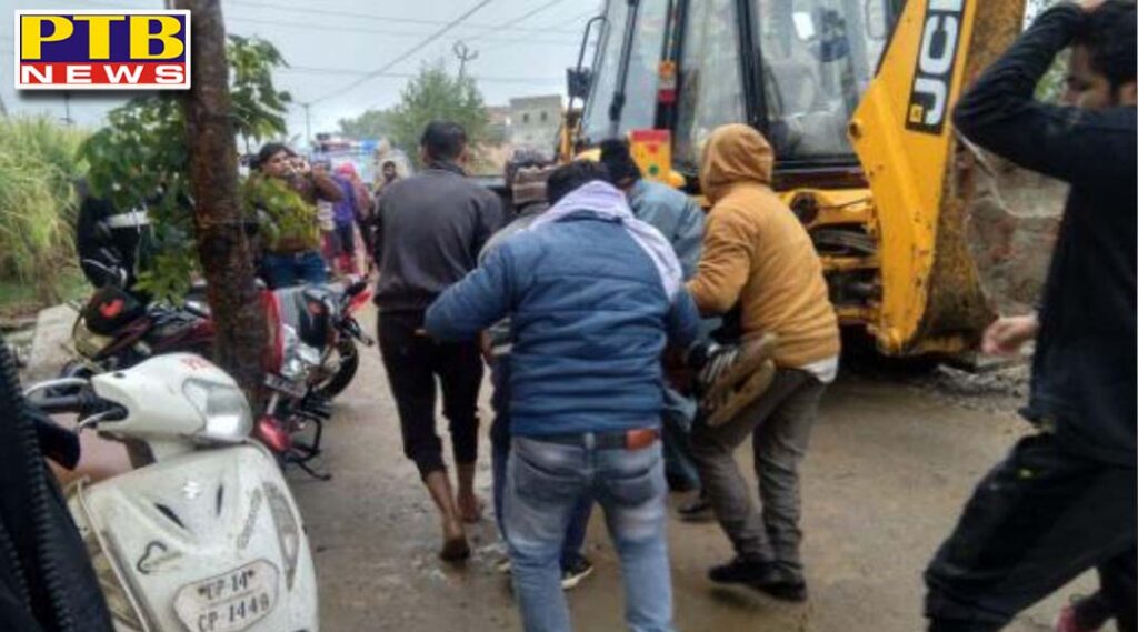 ghaziabad shamshan ghat roof collapsed in muradnagar many feared trap rescue operation continues