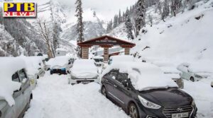 over 300 tourists stranded near atal tunnel after snowfall in himachal Shimla Manali