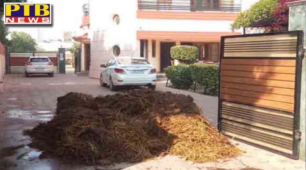 Some people threw dung in the house of senior BJP leader and former minister Tikshin Sood Punjab Hoshiarpur Punjab