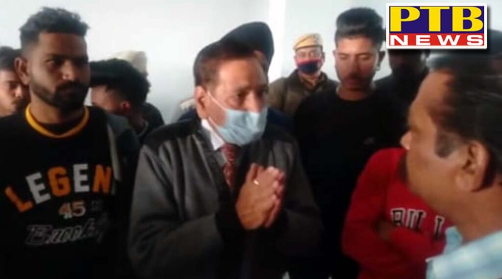 Anger erupts against A 2 Z destination solutions in Jalandhar The victims created a ruckus outside the office, the owner escaped from the spot Punjab