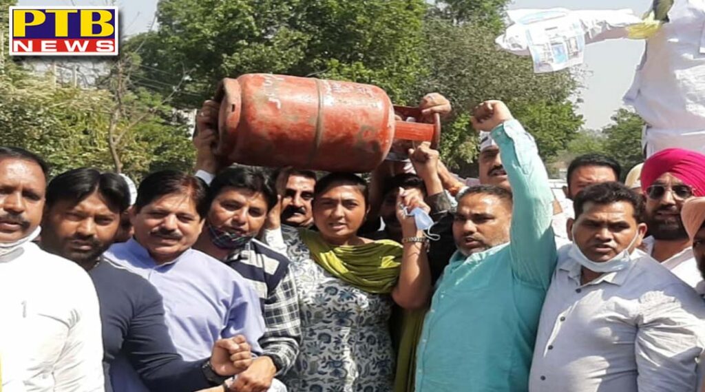 AAP party burnt effigy of Modi in Jalandhar to protest against rising prices of petrol and gas