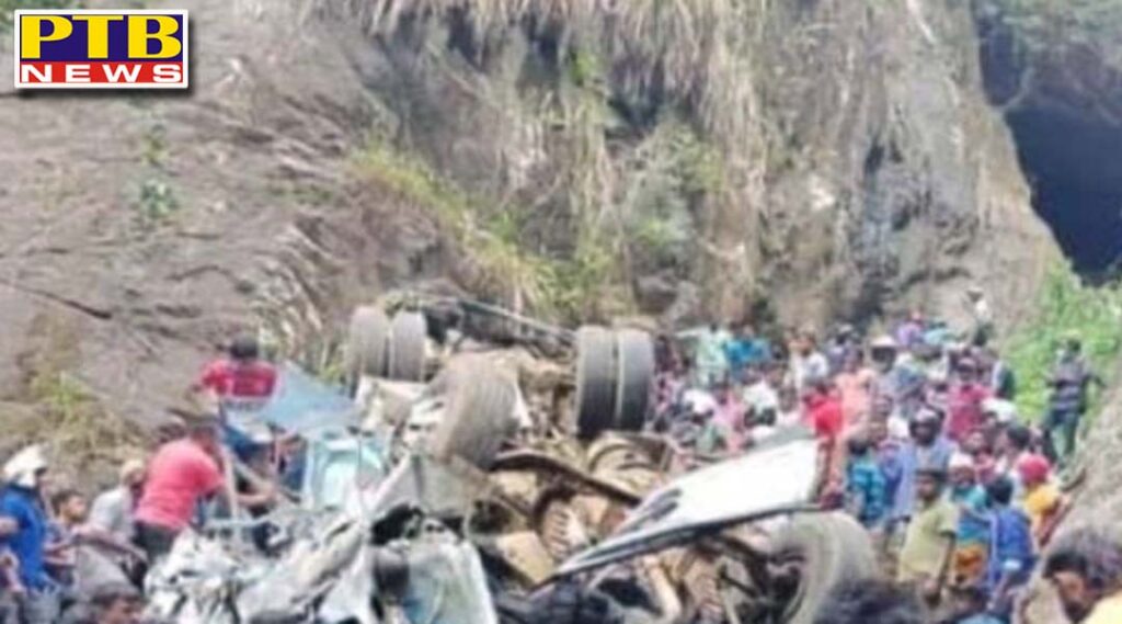 horrific road accident in sri lanka bus filled with passengers falling in a ditch painful death of 13 people many injured