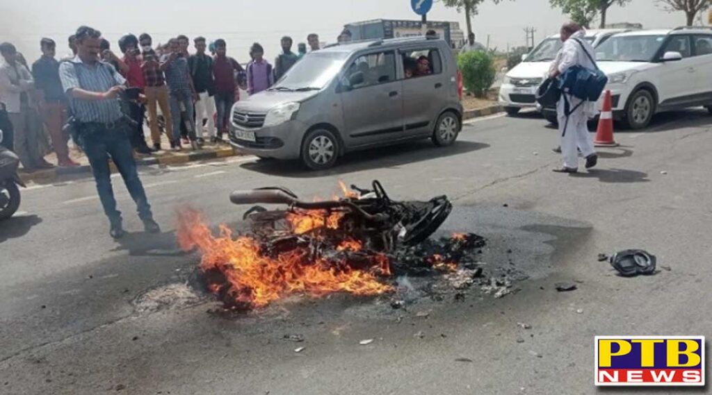 hapur running motorcycle catches fire on national highway 09 near hapur uttar pradesh UP PTB Big Breaking news