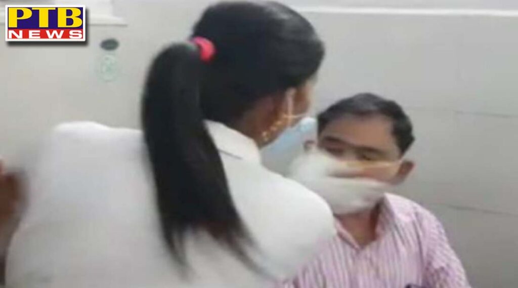 rampur district hospital doctor and nurse entered into a brawl watch video here UP
